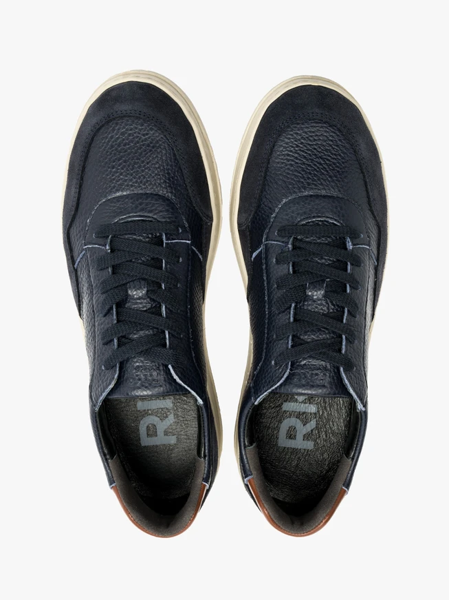 Marineblaue Sportschuhe