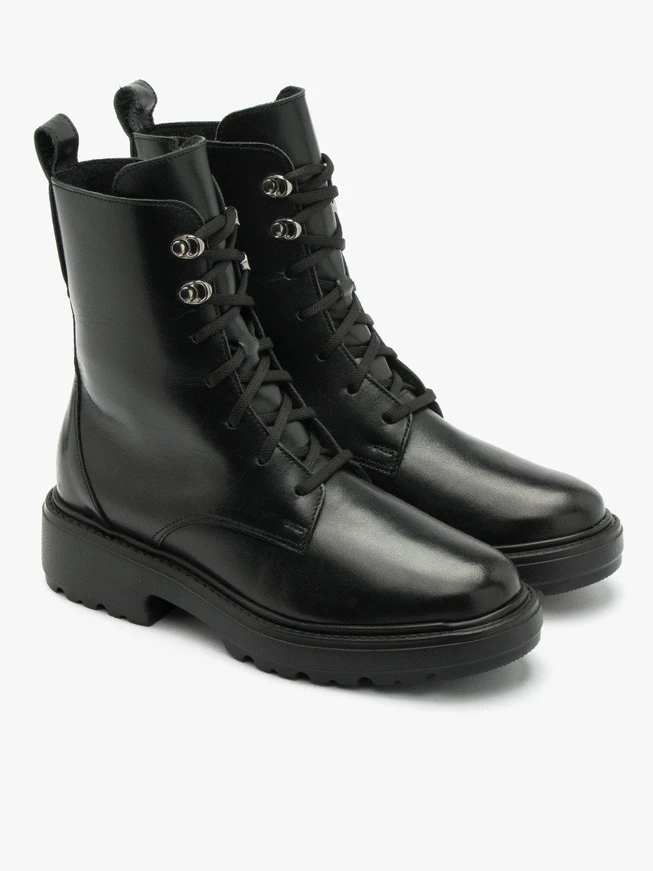 Schwarze Baggy-Stiefel
