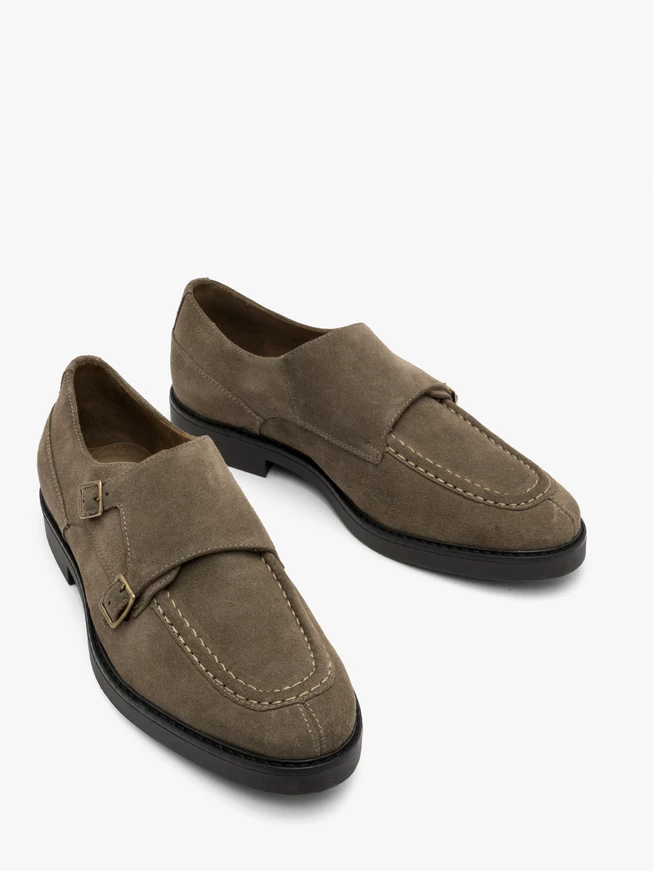 Olivefarbener Herrenhalbschuh mit dekorativem Schnallenverschluss