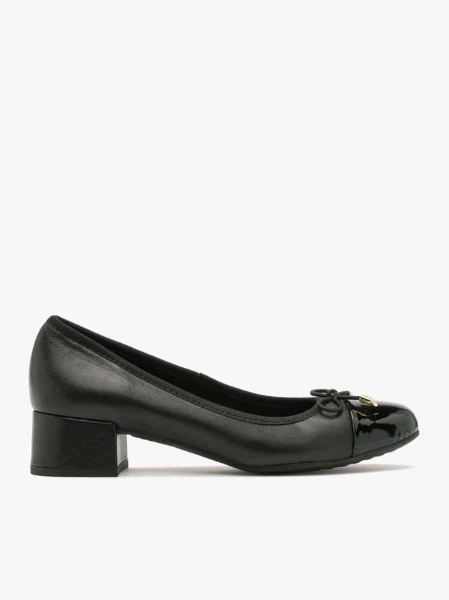 Black pumps with decorative bow