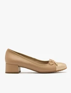 Beige-goldene Pumps mit Zierschleife