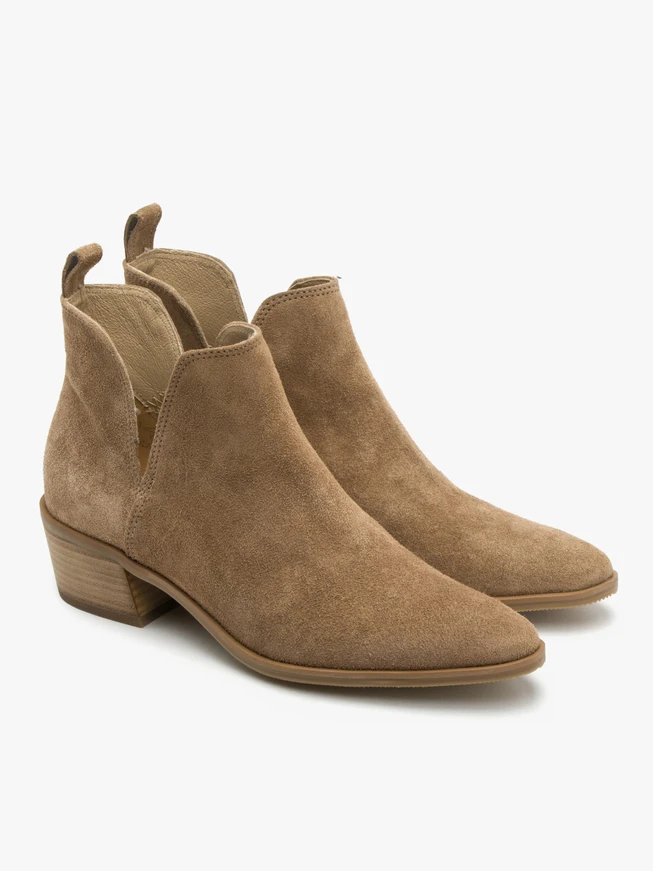 Beigefarbene Stiefel mit niedrigen Absätzen