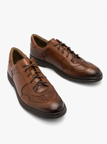 Brauner Herrenhalbschuh mit dekorativem Schaft