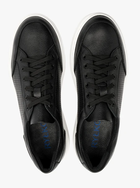 Schwarze sportliche Herrenhalbschuhe mit dekorativer Perforation
