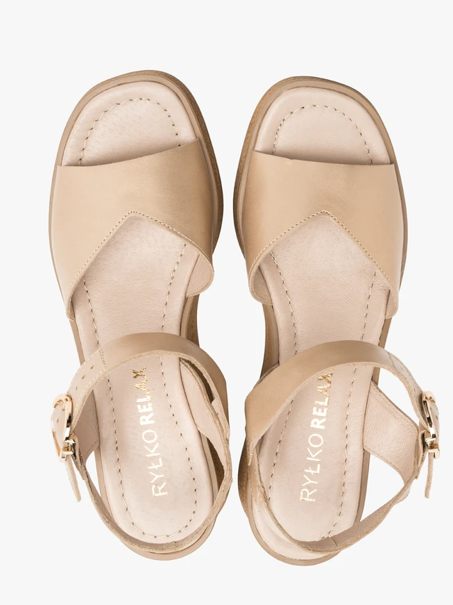 Goldene Plateausandalen