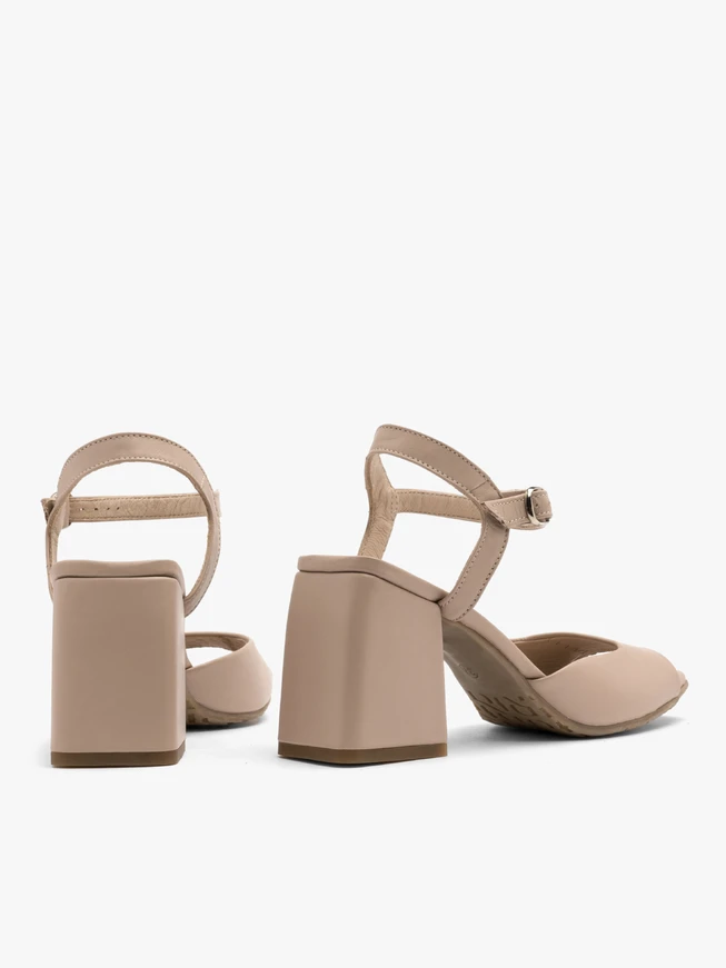 Beigefarbene Sandalen mit massivem Pfosten