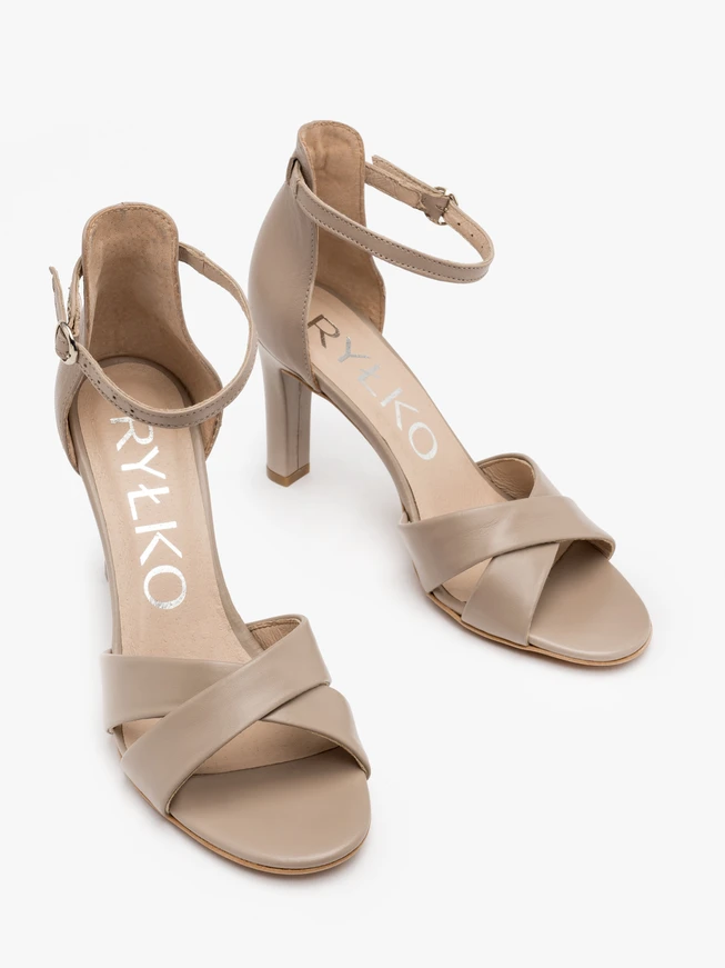 Beigefarbene Stiletto-Sandalen