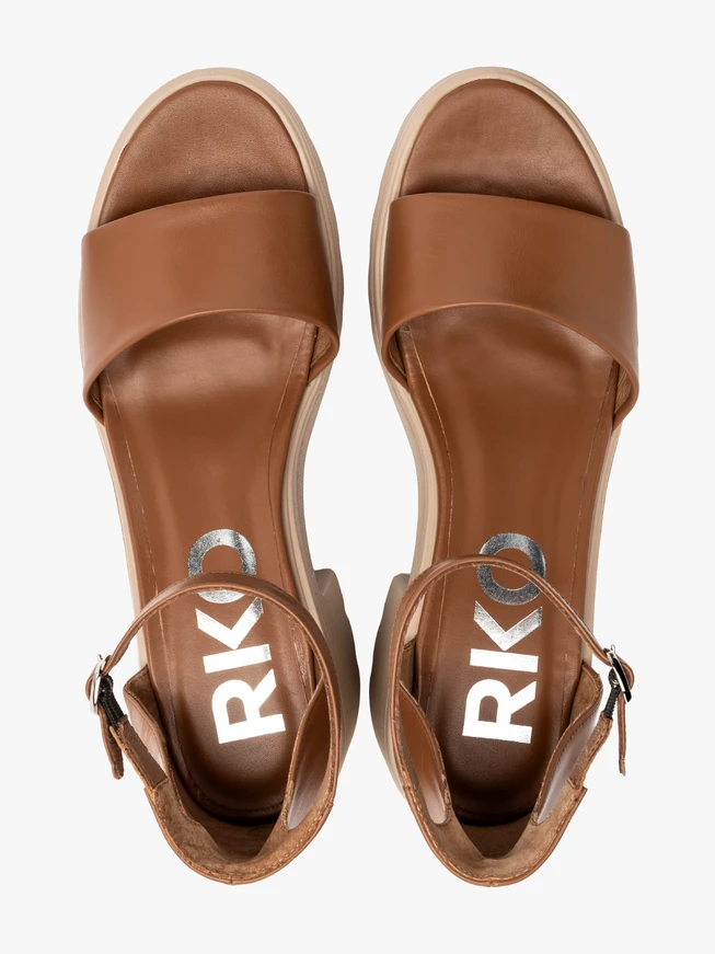 Hellbraune feste Sandalen für Frauen