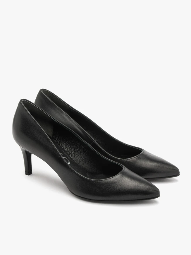 Black heeled pumps