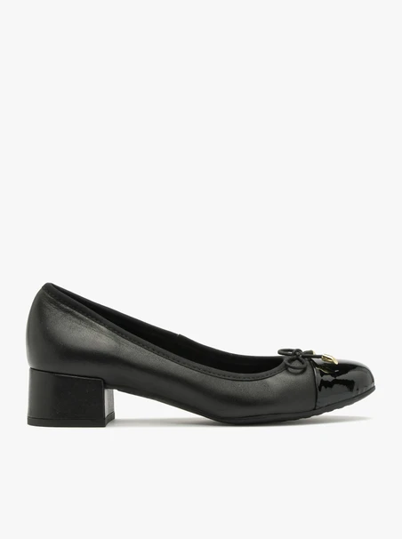 Black pumps with decorative bow