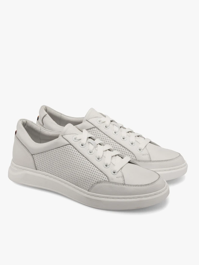 Weiße Herren-Sportschuhe mit dekorativen Perforationen