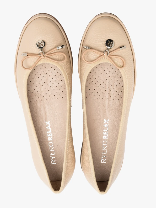 Beige Ballerinas mit Zierschleife