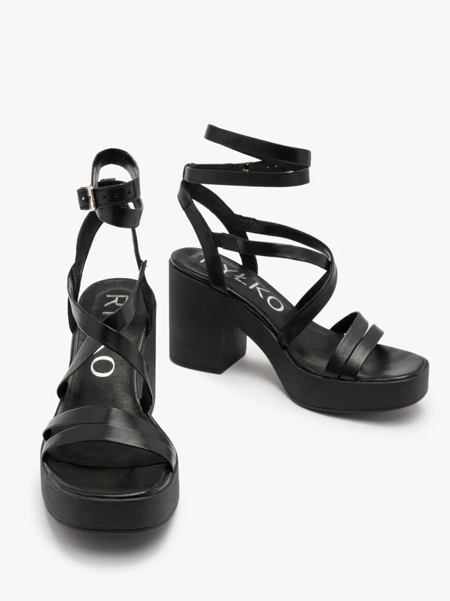 Schwarze Sandalen mit dekorativen Riemen