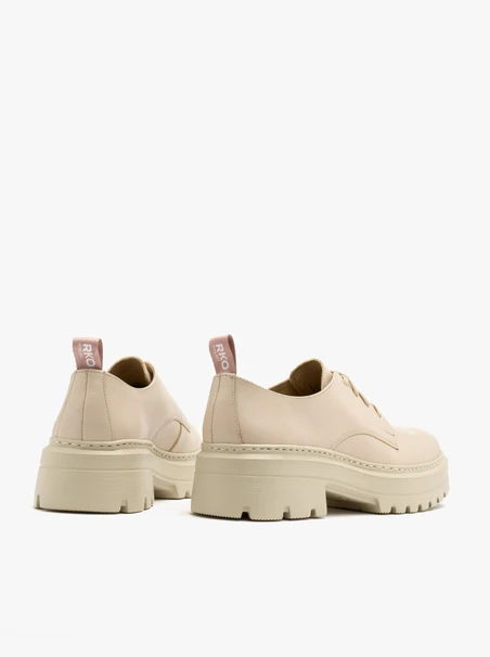 Beige Halbschuhe auf hellem Grund