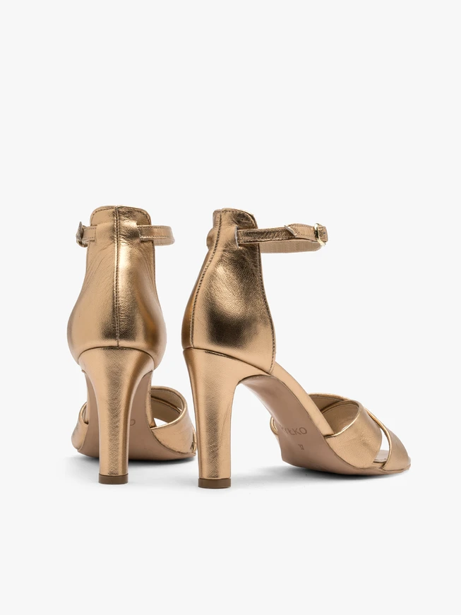 Sandalen mit goldenen Absätzen
