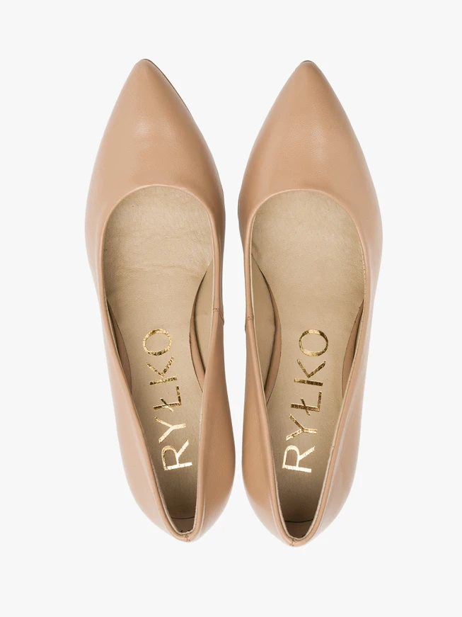 Beige heeled pumps