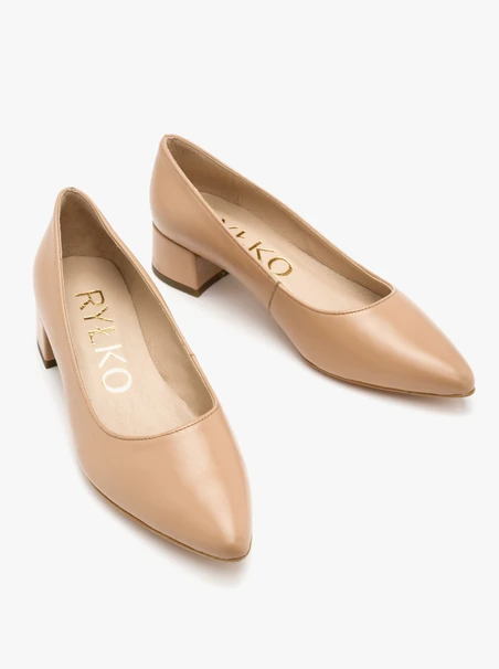 Beigefarbene niedrighackige Pumps
