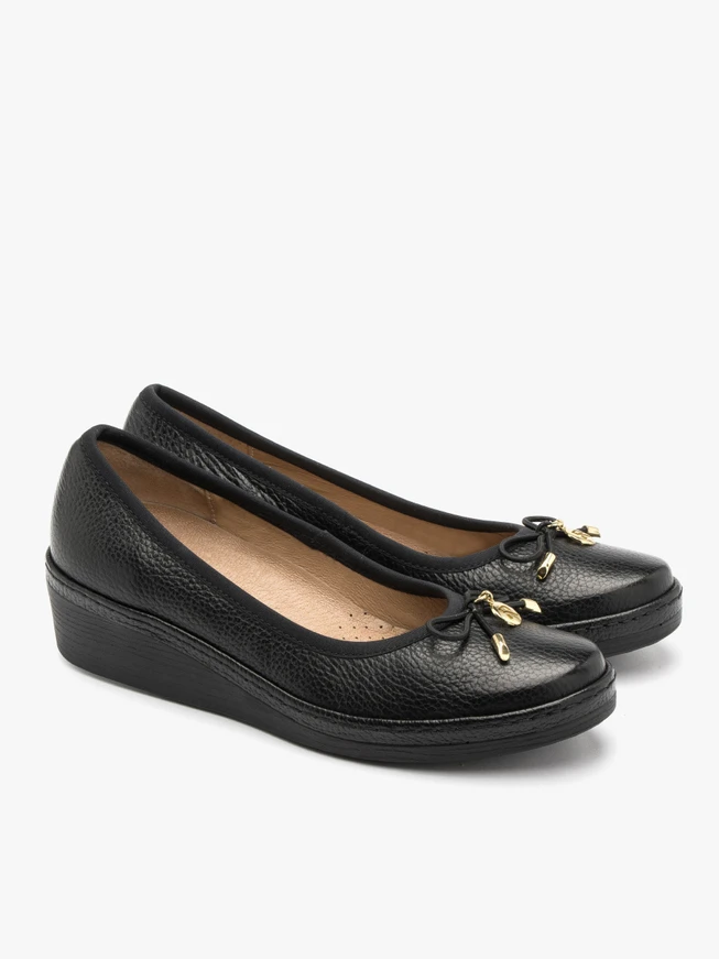 Schwarze Pumps mit dekorativer Schleife am Schaft