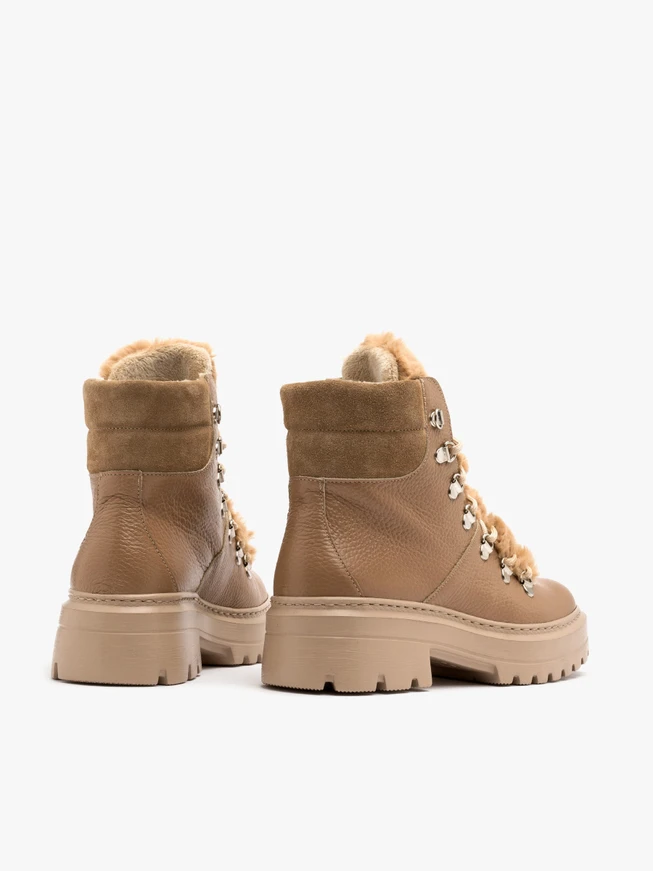 Braune isolierte Stiefel