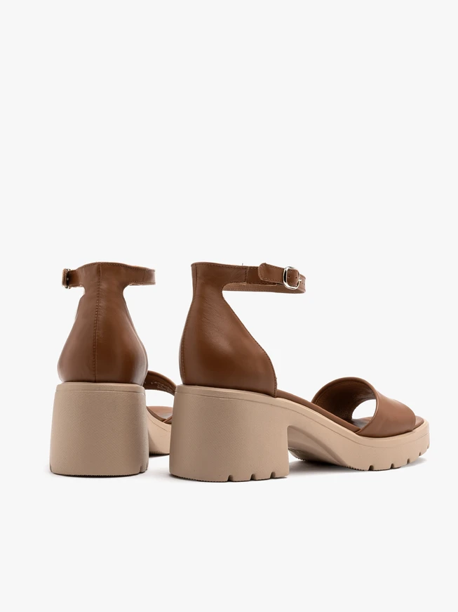 Hellbraune feste Sandalen für Frauen