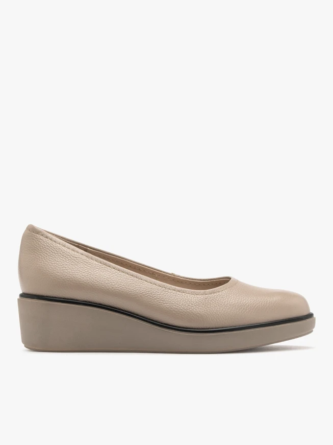 Beigefarbene Plateau-Pumps