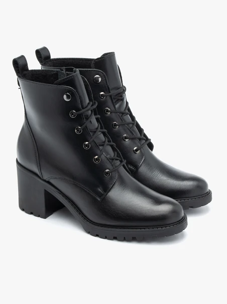 Schwarze Schnürstiefel aus Leder