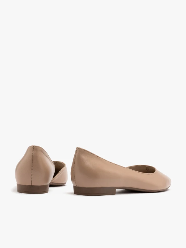 Beigefarbene Ballerinas mit verschönertem Schaft