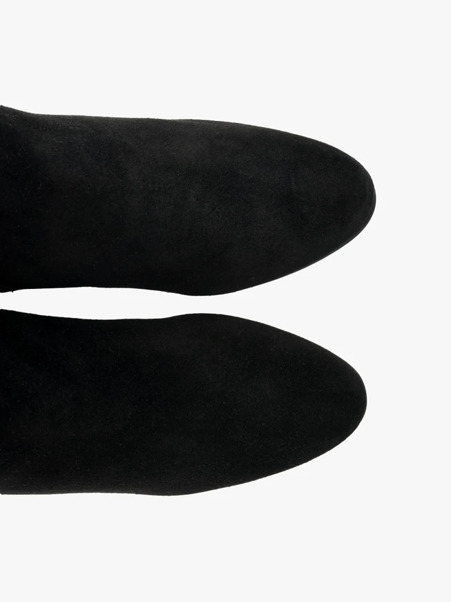 Schwarze hochhackige Stiefel