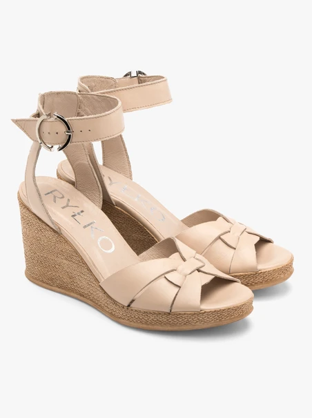 Beigefarbene hohe Plateausandalen