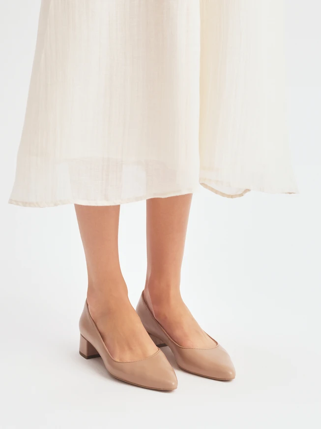 Beigefarbene niedrighackige Pumps