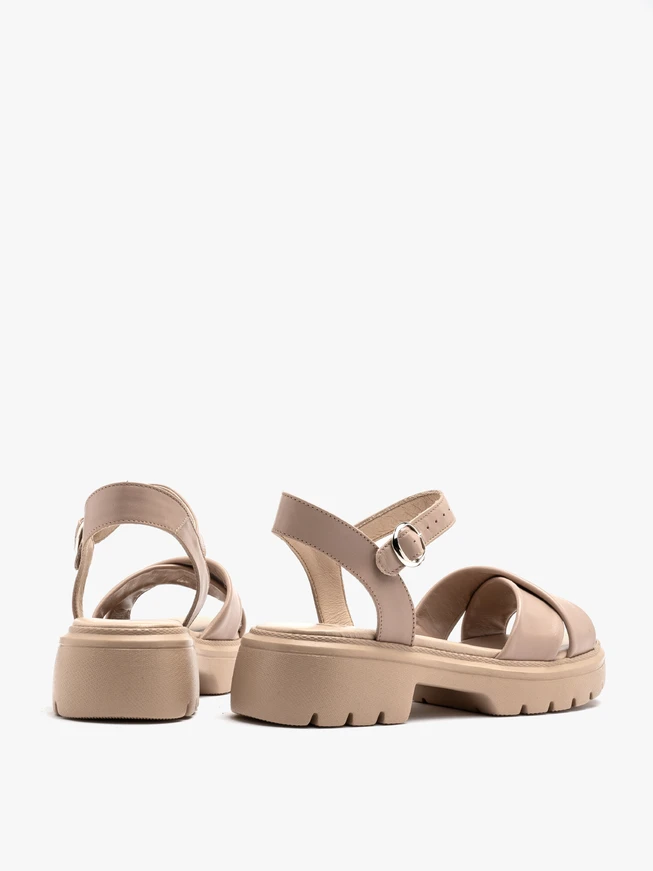 Beigefarbene Sandalen mit verziertem Schaft