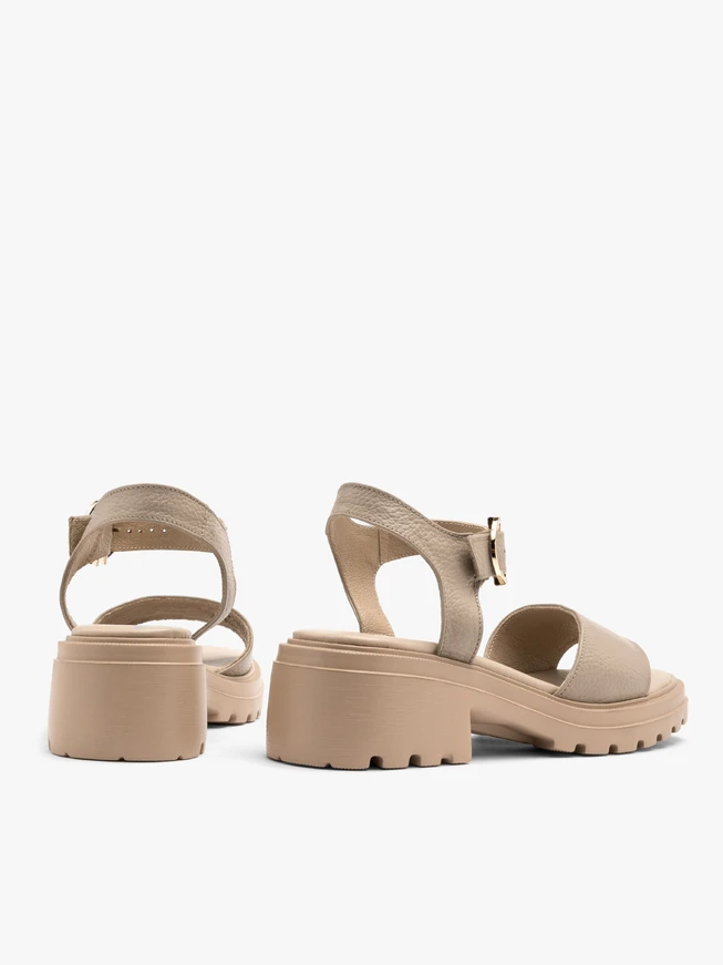Beigefarbene Sandalen mit Traktorsohle