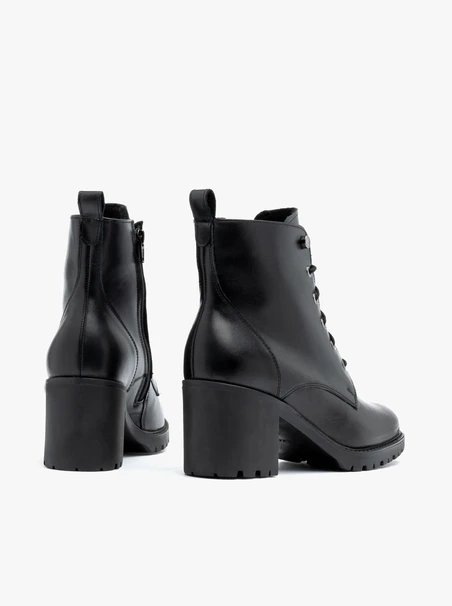 Schwarze Schnürstiefel aus Leder