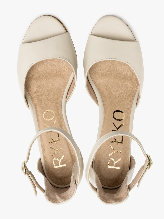 Klassische cremefarbene Sandalen mit Absatz