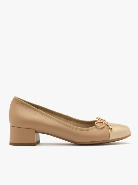 Beige-goldene Pumps mit Zierschleife