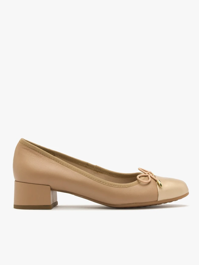 Beige-goldene Pumps mit Zierschleife