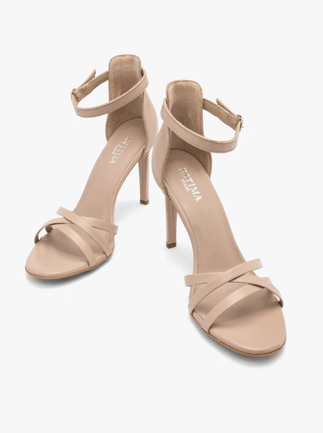 Beigefarbene Sandalen mit dekorativen Riemen