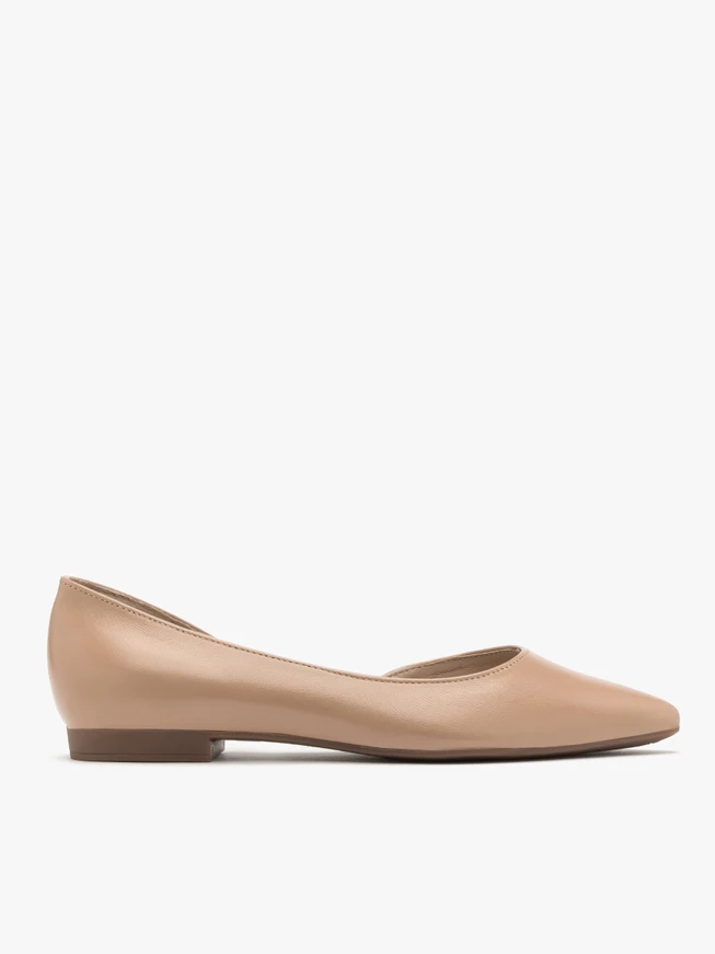 Beigefarbene Ballerinas mit verschönertem Schaft