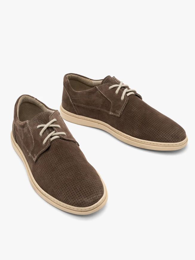 Graubraune Sporthalbschuhe mit dekorativer Perforation