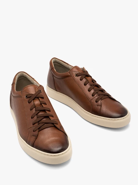 Braune halbe Sportschuhe mit leichter Sohle