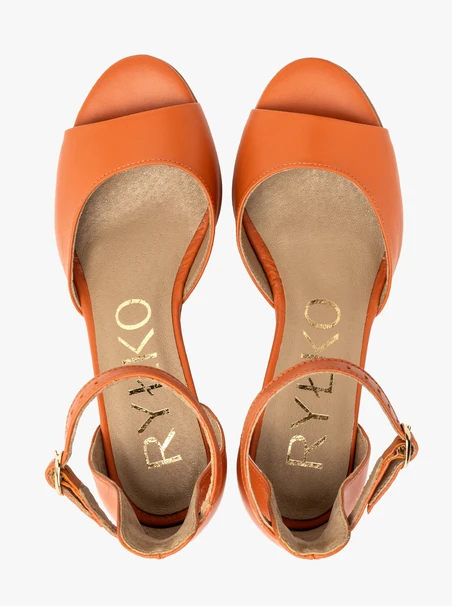 Orangefarbene Sandalen mit Absatz