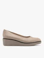 Beigefarbene Plateau-Pumps
