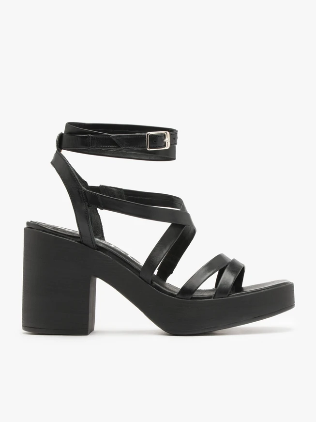 Schwarze Sandalen mit dekorativen Riemen