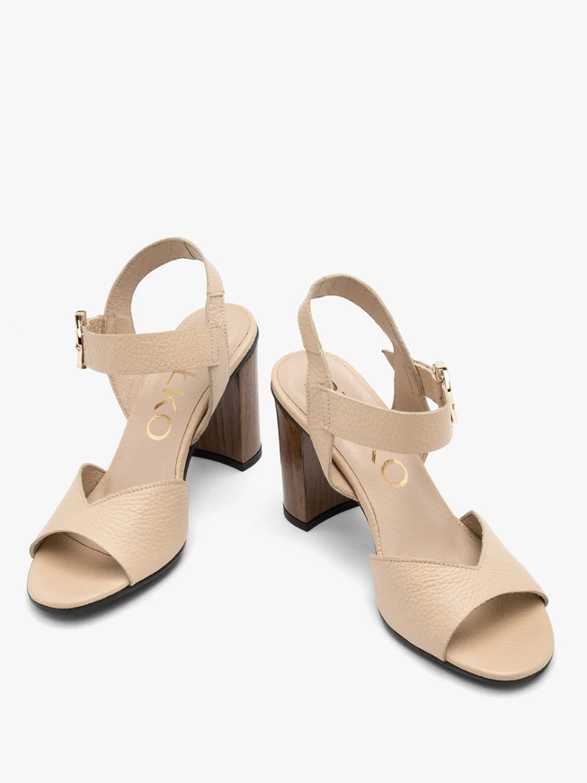 Beigefarbene Sandalen mit Holzpfosten