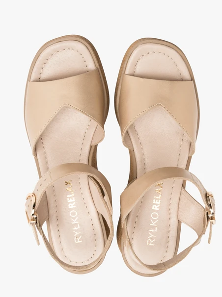 Goldene Plateausandalen