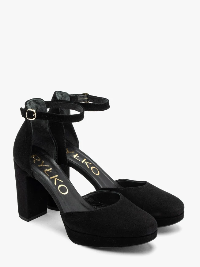 Zweiteilige High-Post-Pumps und ein Ballkleid