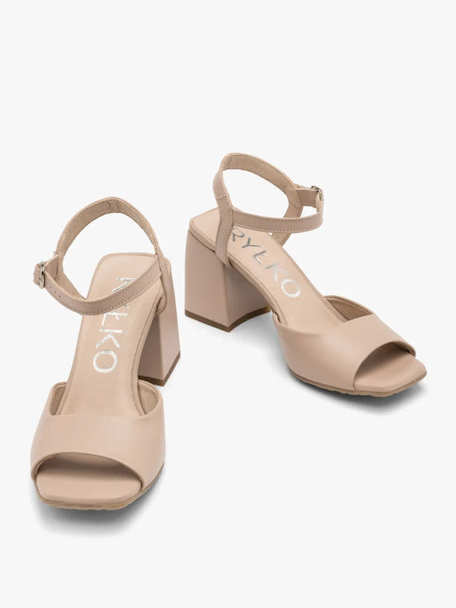 Beigefarbene Sandalen mit massivem Pfosten