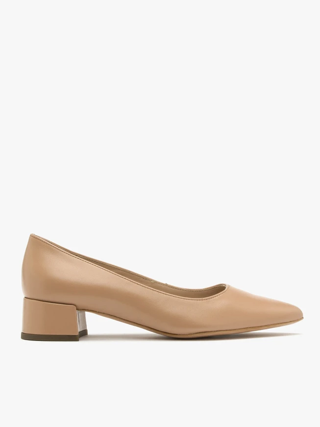 Beigefarbene niedrighackige Pumps