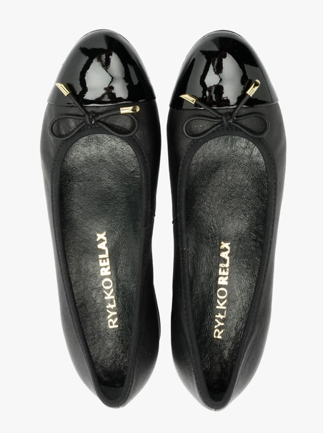 Black pumps with decorative bow