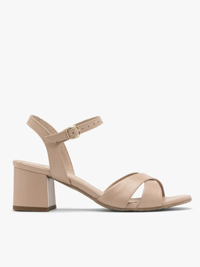 Beigefarbene hochhackige Sandalen